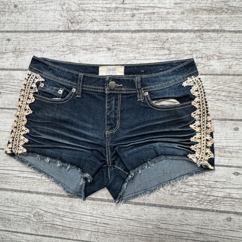 NEW St. Eve Shorts Womens 7 Dark Wash Crochet Lace Trim Low Rise Cut Offs Summer